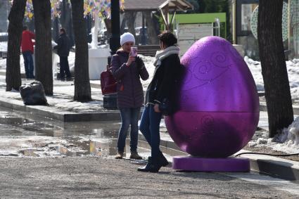 Москва. Девушки фотографируются у пасхального  яйца, установленного на Тверском бульваре в рамках фестиваля `Пасхальный дар`, приуроченного к празднованию Пасхи.