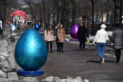 Москва. Пасхальные яйца, установленные на Тверском бульваре в рамках фестиваля `Пасхальный дар`, приуроченного к празднованию Пасхи.