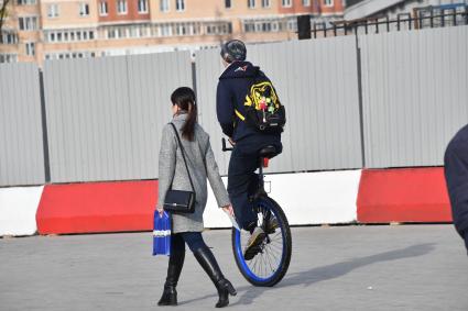 Москва, Молодой человек на одноколесном велосипеде.