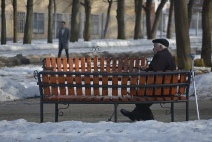 Тула. Мужчина сидит на лавочке.