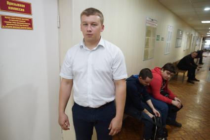 Самара. Молодой человек проходит медосмотр в призывной комиссии военкомата.