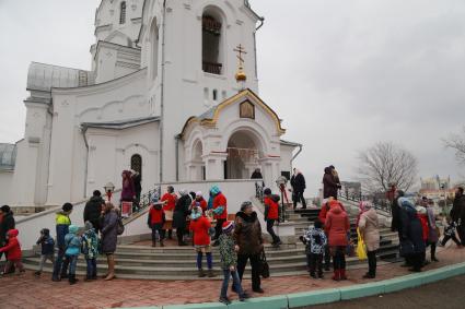 Красноярск. Прихожане у церкви в день празднования православной Пасхи.