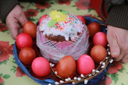 Красноярск. Во время освящения пасхальных куличей и яиц перед празднованием православной Пасхи.