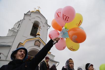 Красноярск. Прихожане у церкви в день празднования православной Пасхи.