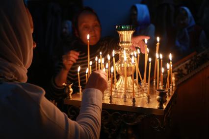 Красноярск. Прихожане в церкви в день празднования православной Пасхи.