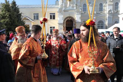 Ставрополь. Во время пасхального крестного хода от   Андреевского собора до Казанского кафедрального собора.