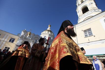 Ставрополь. Во время пасхального крестного хода от   Андреевского собора до Казанского кафедрального собора.