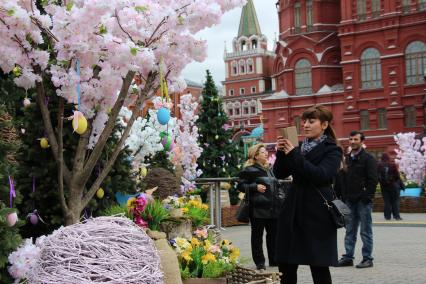 Москва. На площади Революции,  украшенной  к фестивалю   `Пасхальный дар`, посвященного празднованию Пасхи .