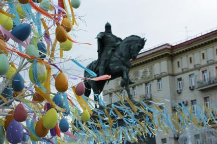 Москва. Пасхальное  дерево на Тверской  площади в рамках фестиваля `Пасхальный дар`, посвященного празднованию Пасхи.