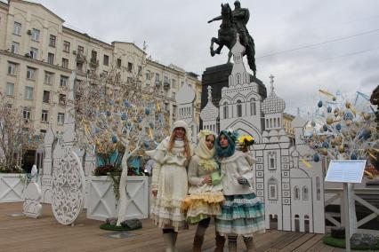 Москва.  Участницы фестиваля   `Пасхальный дар`, посвященного празднованию Пасхи  на Тверской площади.