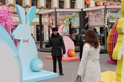 Москва.  На улицах города, украшенных к фестивалю   `Пасхальный дар`, посвященного празднованию Пасхи  на Тверской площади.