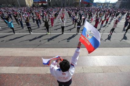 Ставрополь.  Массовая зарядка школьников накануне Всемирного дня здоровья прошла на центральной площади города.