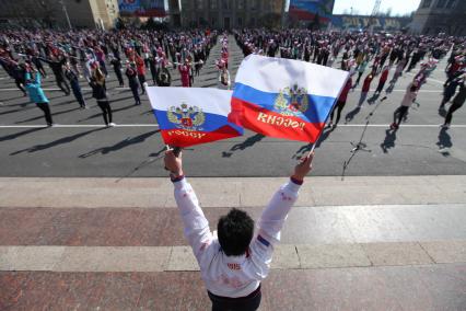 Ставрополь.  Массовая зарядка школьников накануне Всемирного дня здоровья прошла на центральной площади города.