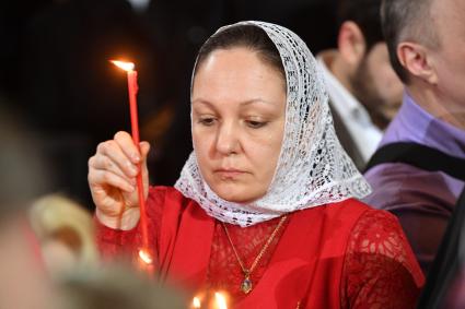 Москва.  Женщина во время праздничного пасхального богослужения в храме Христа Спасителя.