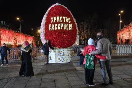 Москва.  У храма Христа Спасителя после праздничного пасхального богослужения.