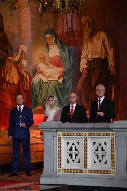 Москва.  Премьер-министр РФ Дмитрий Медведев с супругой Светланой, президент РФ Владимир Путин и мэр Москвы Сергей Собянин (слева направо) во время праздничного пасхального богослужения в храме Христа Спасителя.