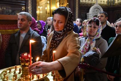 Москва.  Прихожане во время праздничного пасхального богослужения в храме Христа Спасителя.