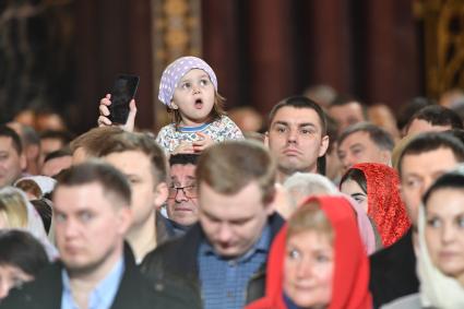 Москва.  Прихожане во время праздничного пасхального богослужения в храме Христа Спасителя.