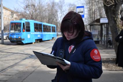 Москва.  Контроллер общественного транспорта на одной из улиц города.