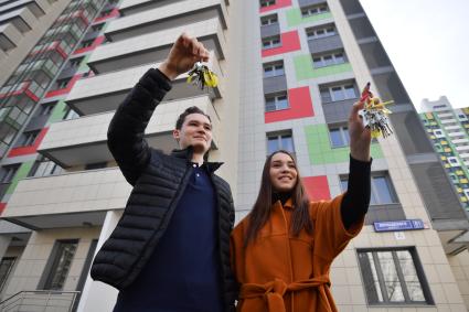 Москва. Жильцы держат ключи от квартир в новом доме , построенном в рамках программы реновации на бульваре Рокоссовского.