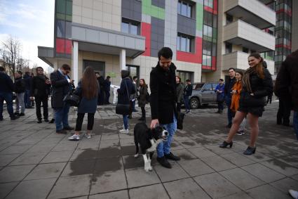 Москва. Жильцы у нового  дома ,  построенного  в рамках программы реновации на бульваре Рокоссовского.