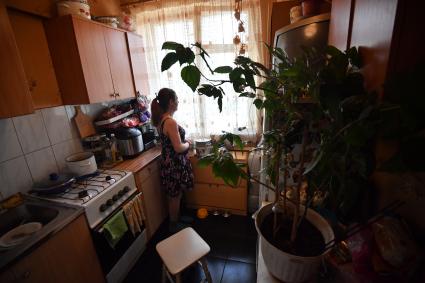 Москва. Жительница   одной из пятиэтажек, попавших в программу реновации,  у себя в квартире в доме на бульваре Рокоссовского.
