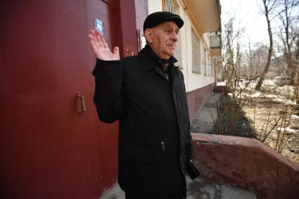 Москва. Житель  одной из пятиэтажек, попавших в программу реновации,  во дворе своего дома на бульваре Рокоссовского.