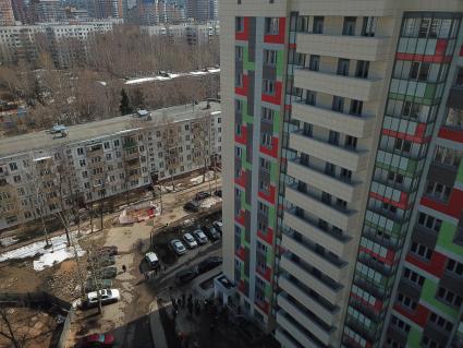 Москва. Вид на дома , подлежащие сносу и построенные  в рамках программы реновации на бульваре Рокоссовского.