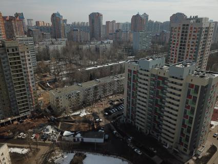 Москва. Вид на дома , подлежащие сносу и построенные  в рамках программы реновации на бульваре Рокоссовского.