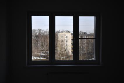 Москва. Окно в квартире нового дома ,  построенного  в рамках программы реновации на бульваре Рокоссовского.