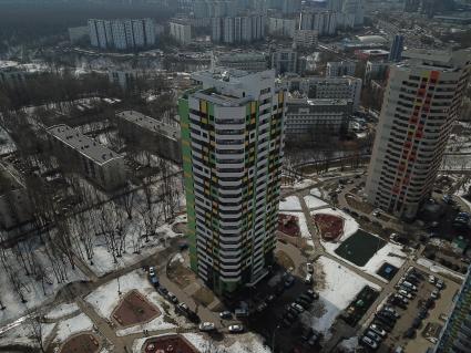 Москва. Вид на дома , подлежащие сносу и построенные  в рамках программы реновации на бульваре Рокоссовского.