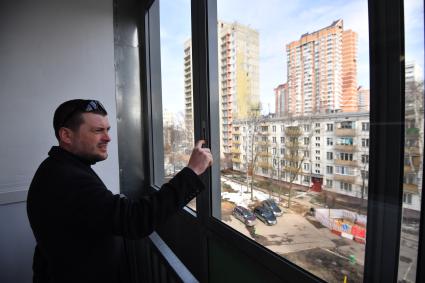 Москва. Мужчина  в квартире нового дома ,  построенного  в рамках программы реновации на бульваре Рокоссовского.