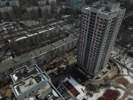Москва. Вид на дома , подлежащие сносу и построенные  в рамках программы реновации на бульваре Рокоссовского.