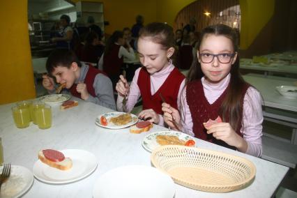 Нижний Новгород. Школьники во время обеда в столовой одной из школ города.