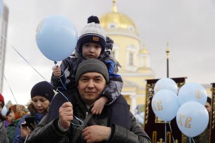 Екатеринбург. Мужчина с сыном перед началом пасхального крестного хода