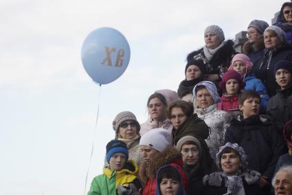 Екатеринбург. Православные вурующие - участники пасхального крестного хода, во время праздничного богуслужения у стен храма на крови