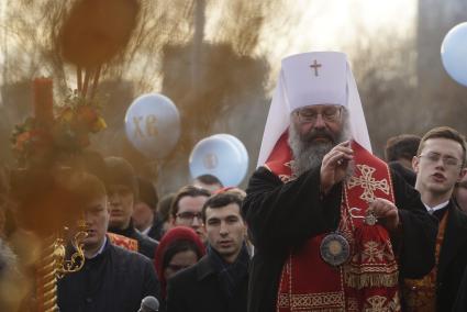 Екатеринбург. Митрополит Екатеринбургский и Верхотурский Кирилл во время праздничного богослужения у стен Храма на крови, во время празднования пасхи