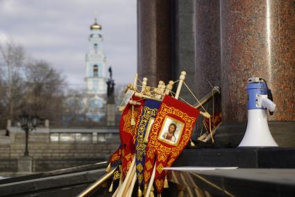 Екатеринбург. Хоругви и громкоговоритель у стен Храма на крови, после крестного хода,  во время празднования пасхи