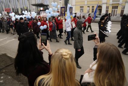 Екатеринбург. Девушки фотографирют пасхальный крестный ход