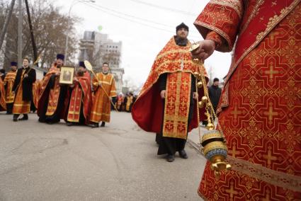 Екатеринбург. Священник с кадилом, во время пасхального крестного хода