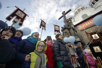 Екатеринбург. Православные вурующие - участники пасхального крестного хода, во время праздничного богуслужения у стен храма на крови