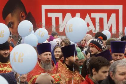 Екатеринбург. Православные вурующие проходят мимо рекламной вывески концерта певца Тимати, во время пасхального крестного хода