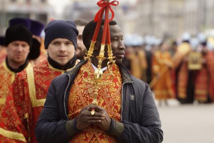 Екатеринбург. Алтарник Харасим из Судана, принявший православие, во время пасхального крестного хода