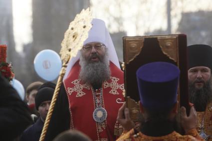 Екатеринбург. Митрополит Екатеринбургский и Верхотурский Кирилл во время праздничного богослужения у стен Храма на крови, во время празднования пасхи