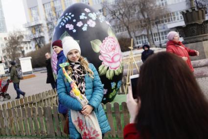 Екатеринбург. Девушки фотографируются на фоне гигантского пасхального яйца установленного по инициативе фонда Святой Екатерины