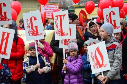 Новосибирск. Верующие во время пасхального крестного хода.