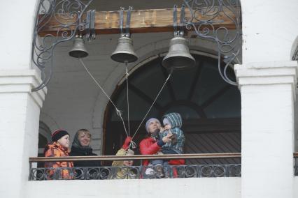 Барнаул. Посетители колокольни в день празднования православной Пасхи.