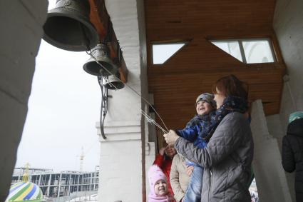 Барнаул.  Посетители колокольни  в день празднования православной Пасхи.