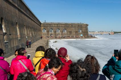 Санкт-Петербург. Люди загорают на пляже Петропавловской крепости.