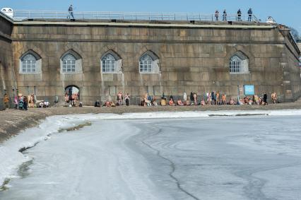 Санкт-Петербург. Люди загорают на пляже Петропавловской крепости.